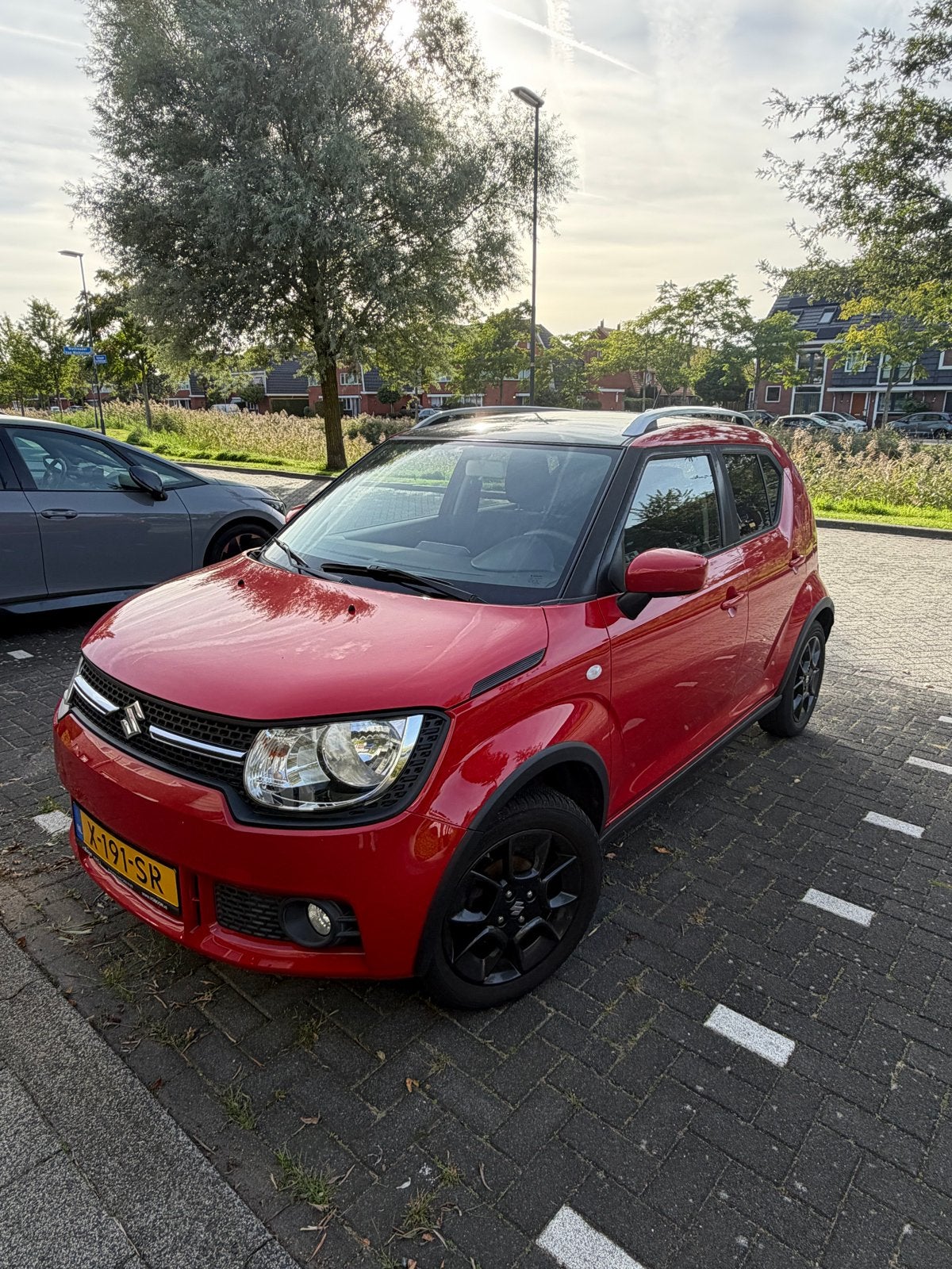 Suzuki Ignis 1.2 select 90pk Allgrip 2017 Rood, Auto's, Voorwielaandrijving, Dealer onderhouden, Stof, 4 cilinders
