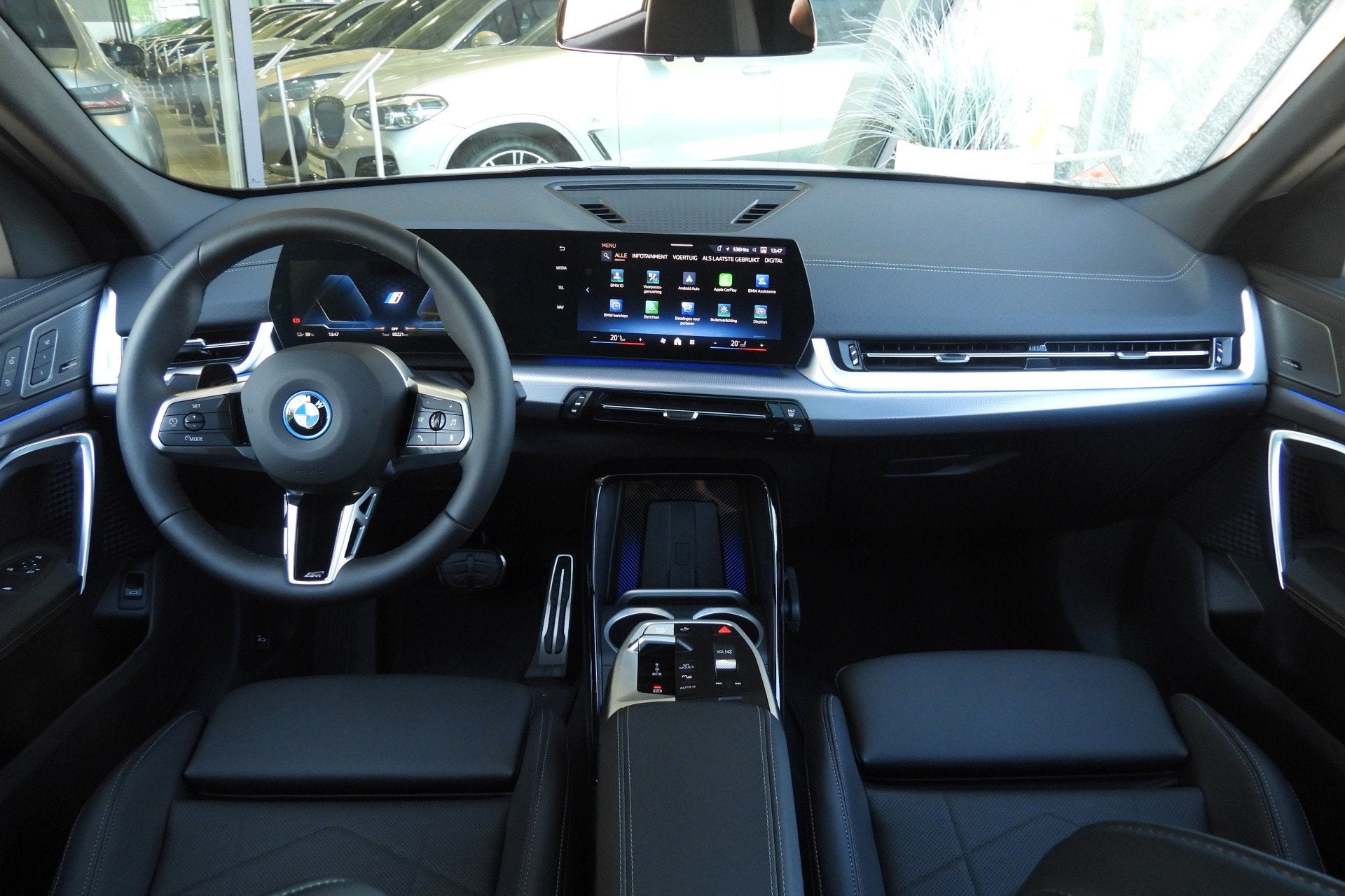 BMW iX2 xDrive30 M Sport / Panoramadak / Achteruitrijcamera, Auto's, BMW, Dealer onderhouden, IX2, Zwart, Met garantie (alle)