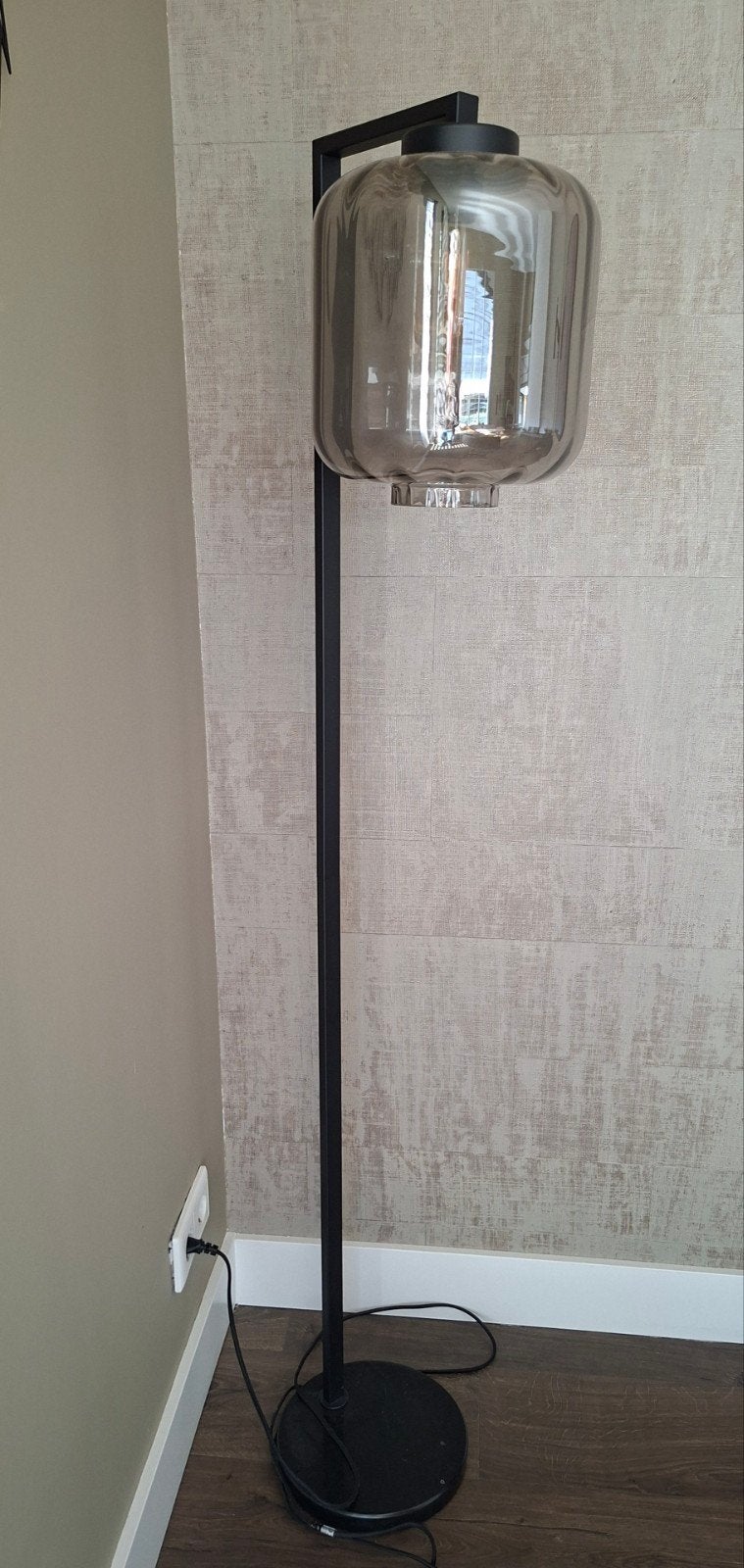 Design vloerlamp zwart met smoke glas, Huis en Inrichting, Ophalen, Gebruikt, E27 (groot), Glas