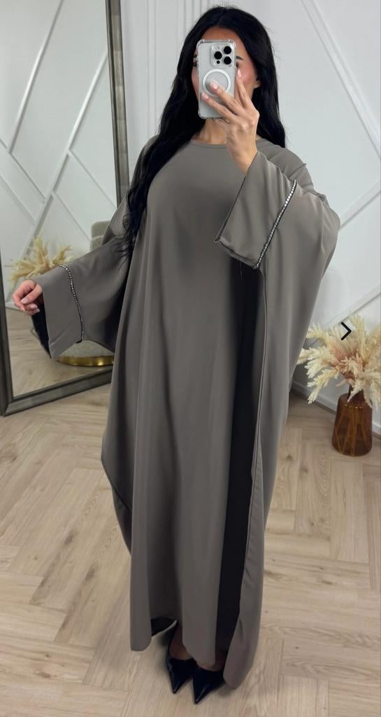 Prachtige Jurk met Diamanten op de mouwen, Kleding | Dames, Jurken, Ophalen of Verzenden, Nieuw, Onder de knie