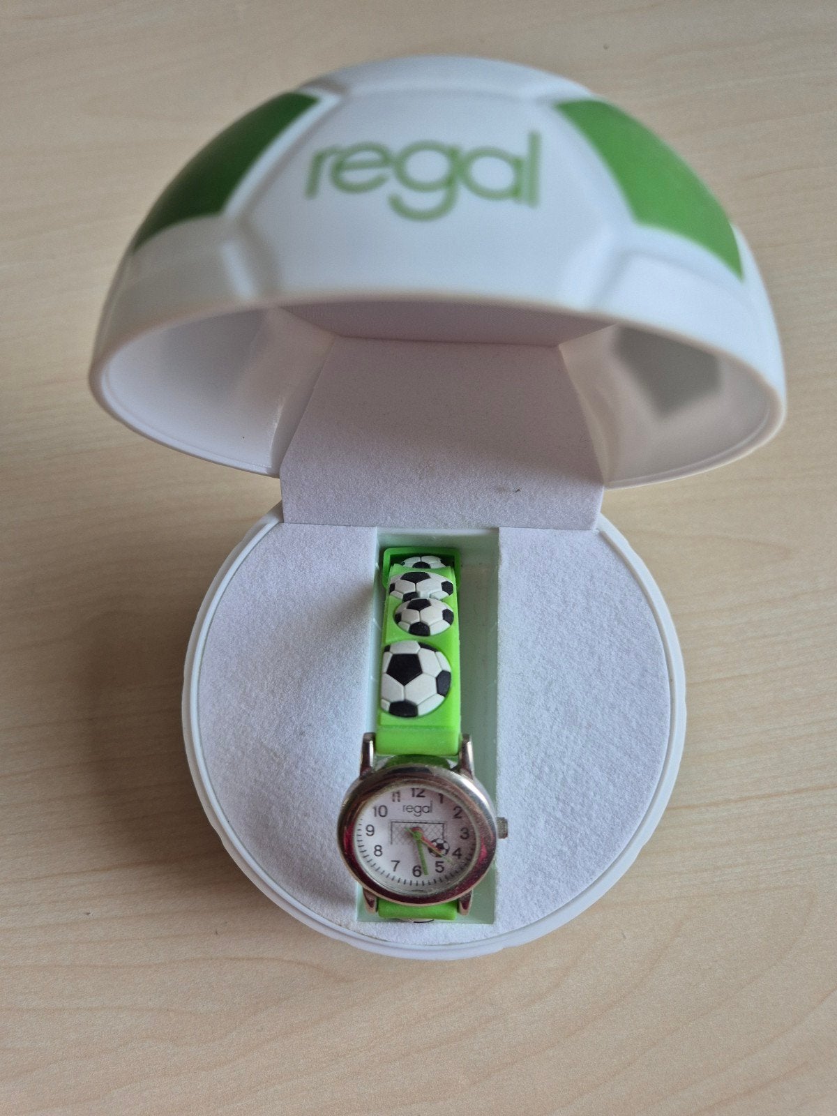 Regal kinderhorloge met voetbalthema in geschenkdoos, Ophalen of Verzenden, Zo goed als nieuw, Groen, Jongen