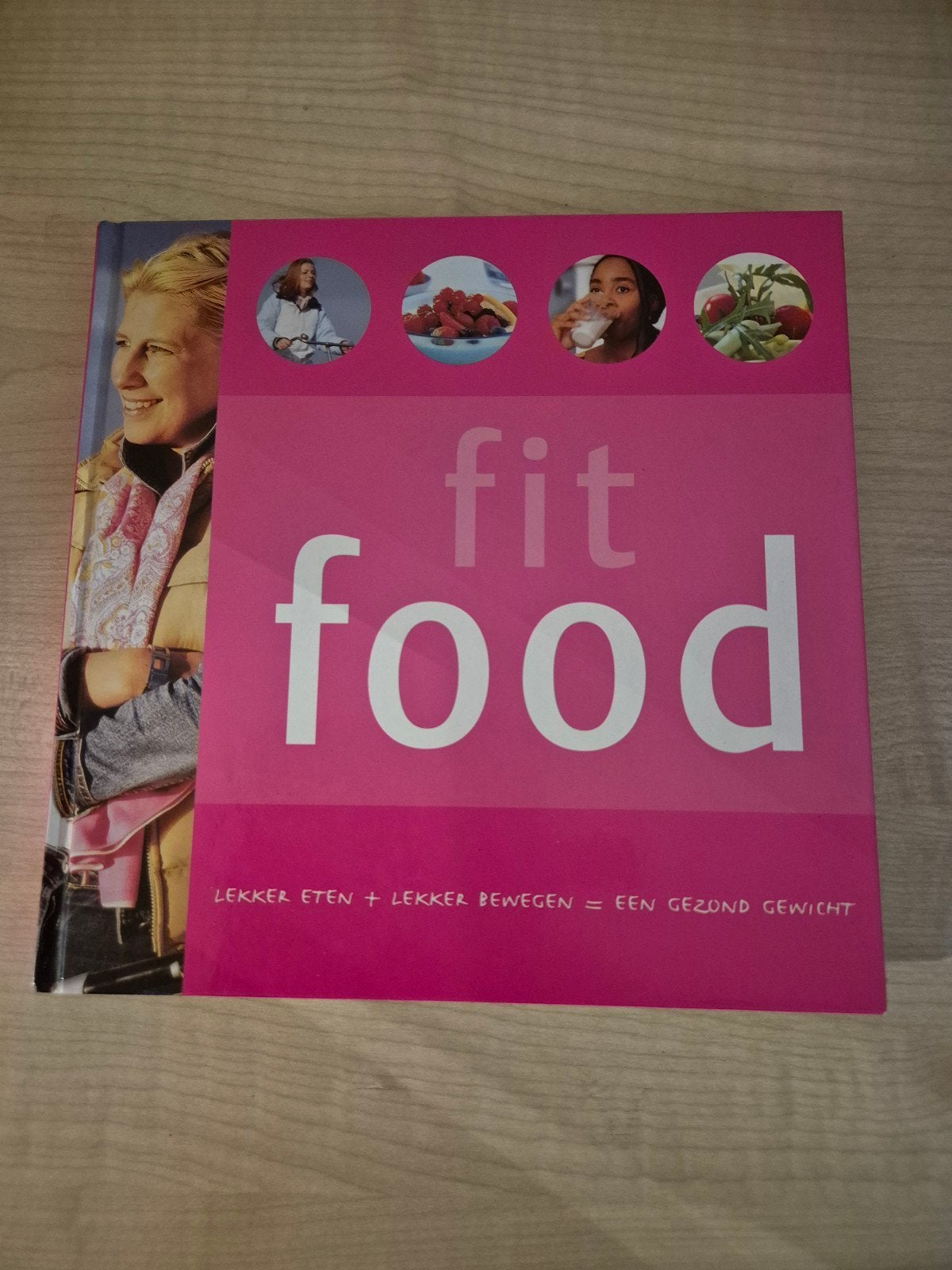 Fit Food kookboek – Gezond & Lekker (Recepten + Fietsroutes), Ophalen of Verzenden, Zo goed als nieuw