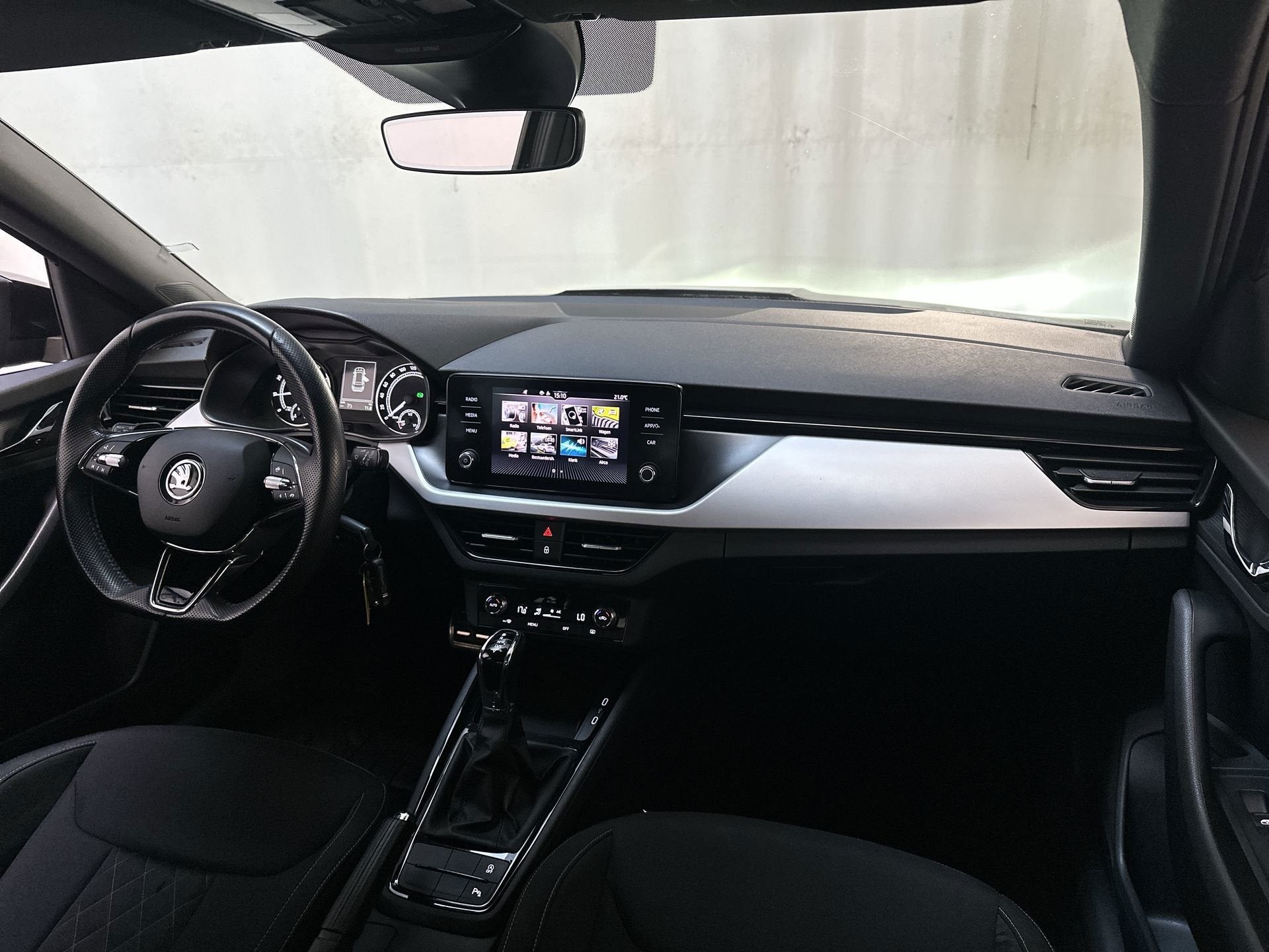 Skoda Kamiq 1.0 TSI 110pk DSG Sport Business Camera App-Conn, Stof, Met garantie (alle), Zwart, Origineel Nederlands