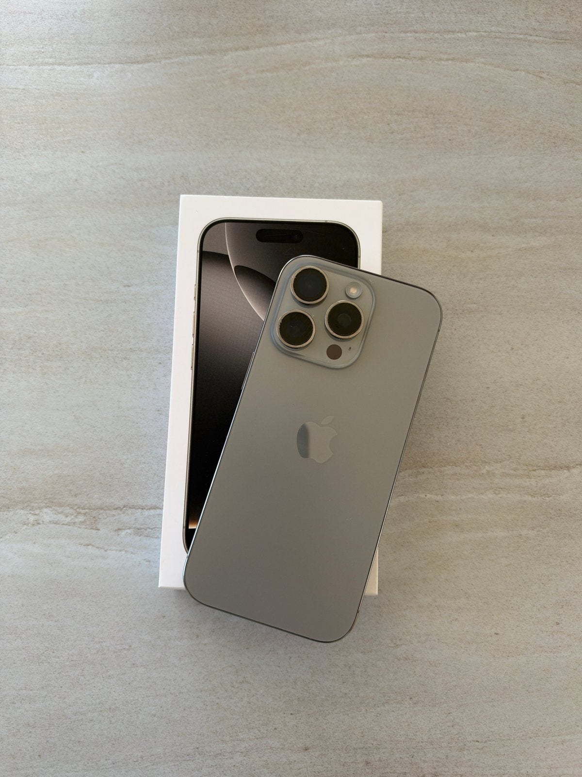 iPhone 16 Pro 128GB - Zo goed als nieuw + 5 hoesjes