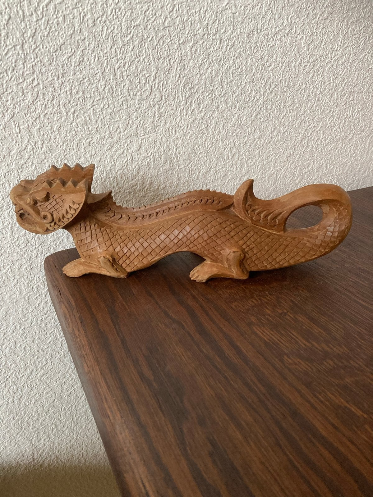 Handgesneden Houten Geluksdraak uit China - 26cm, Antiek en Kunst, Overige onderwerpen, Houtsnijwerk, Ophalen of Verzenden, Handgemaakt