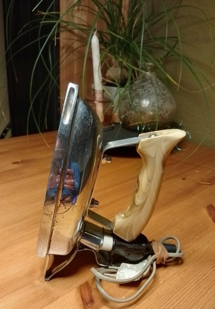 Oud Strijkijzer AEG, Ophalen of Verzenden, Gebruikt