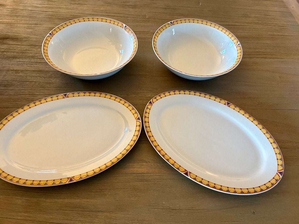 4 dekschalen met blauw/ gele rand weinig gebruikt, Huis en Inrichting, Ophalen of Verzenden, Zo goed als nieuw, Overige stijlen