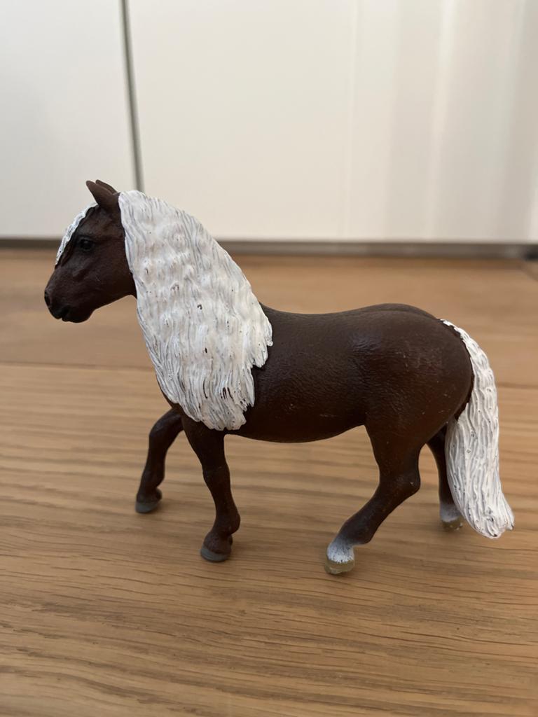Mooi bruin speelgoedpaard met witte manen en staart, Ophalen of Verzenden, Gebruikt, Jongen of Meisje