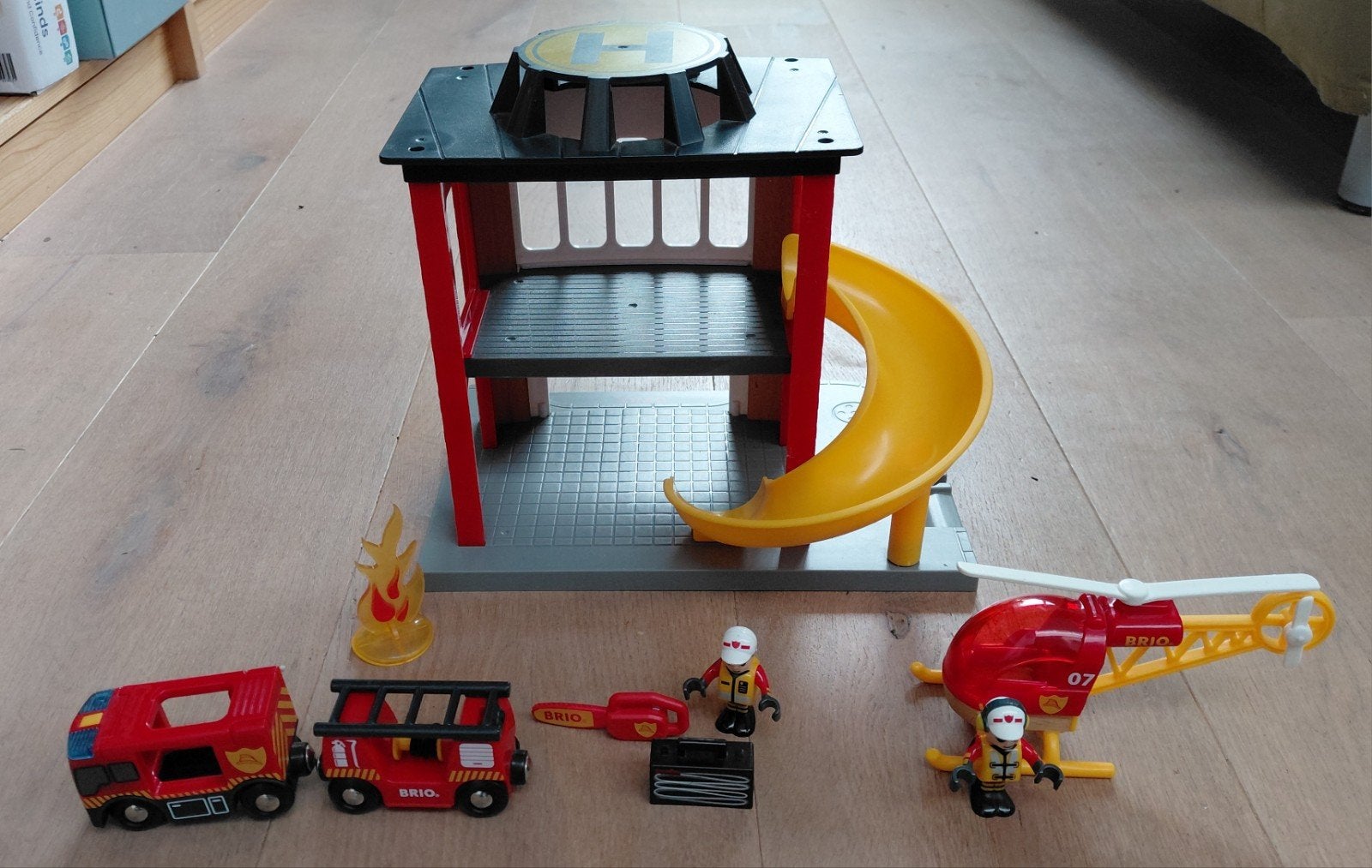 Brio brandweerkazerne met extra brandweerauto, Ophalen of Verzenden, Zo goed als nieuw