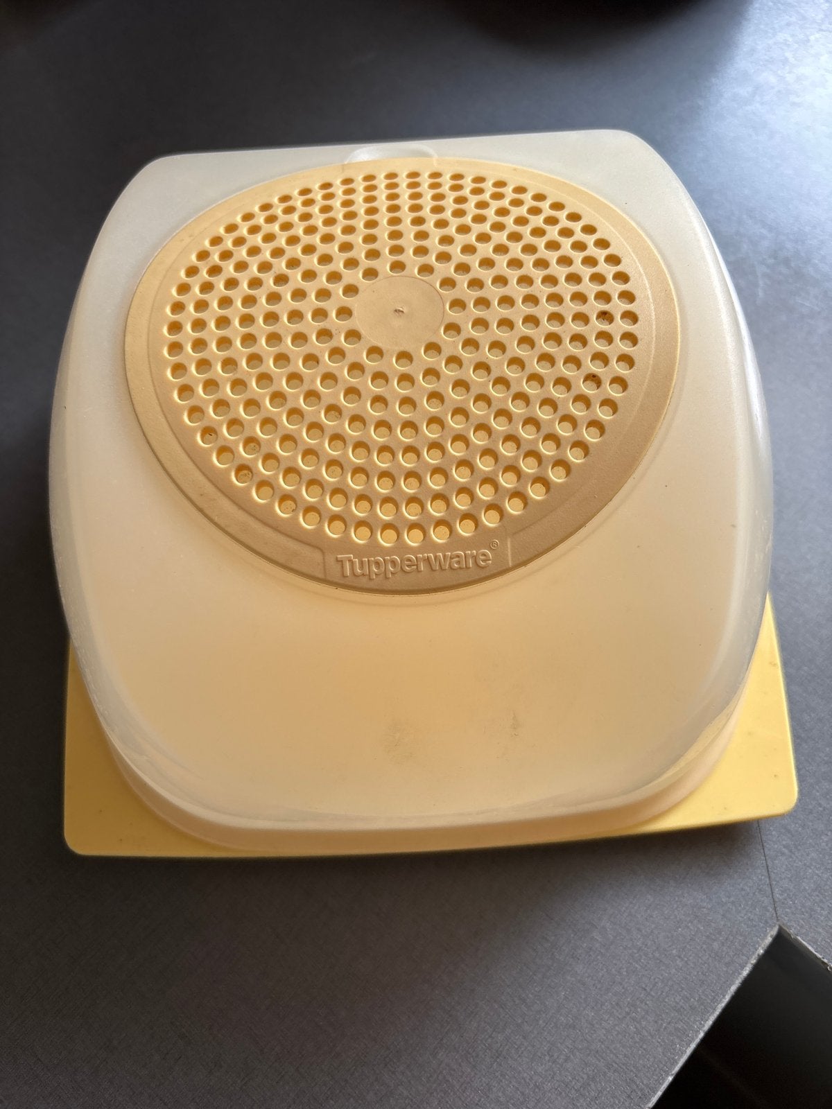 Tupperware Kaasdoos - Ideaal voor verse kaas, Gebruikt, Bewaardoos, Geel, Ophalen of Verzenden