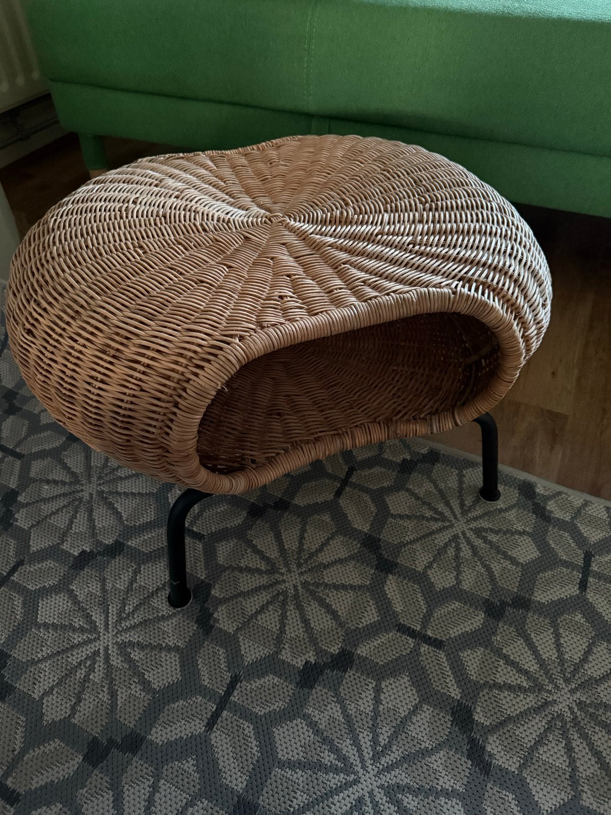 IKEA GAMLEHULT Voetenbank met bergruimte, rotan/antraciet, Huis en Inrichting, Banken | Voetenbanken en Poefen, Ophalen, 50 tot 75 cm