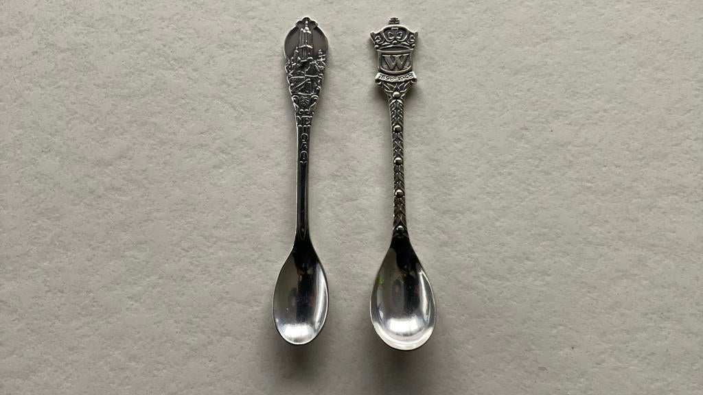 2 verzilverden lepeltjes Wilhelmina 1898-1948 mei 1940, Ophalen of Verzenden
