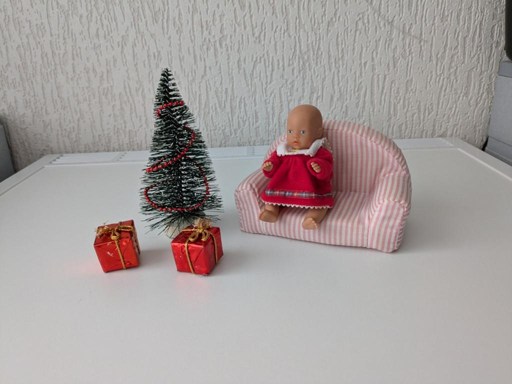 Mini Baby Born popje op bank, met kerstboom, cadeautjes 🏠, Kinderen en Baby's, Speelgoed | Poppen, Ophalen of Verzenden, Zo goed als nieuw