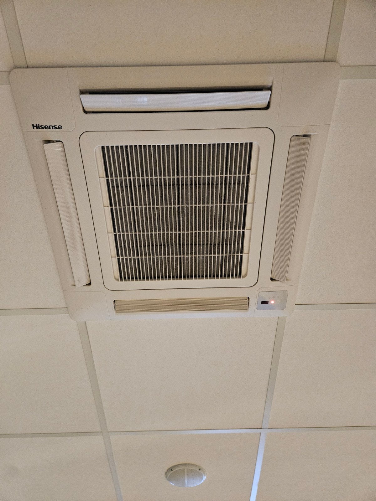 2 x Hisense cassette airco, Ophalen, Verwarmen, 3 snelheden of meer, 100 m³ of groter