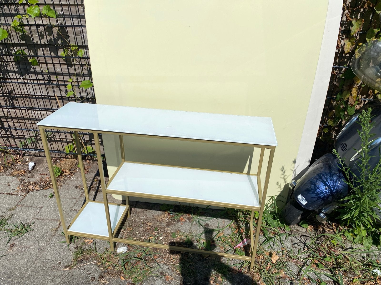 Moderne console tafel met gouden frame en glazen planken, Ophalen, Gebruikt, Glas, 75 cm of meer