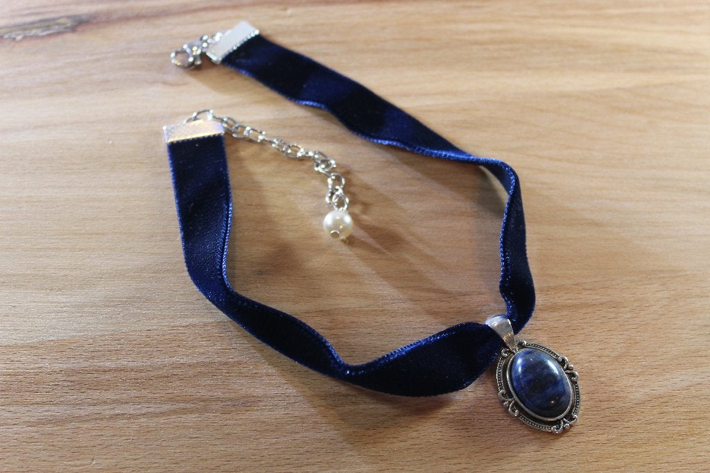 Blauw fluwelen choker met lapis lazuli hanger - Steen, Blauw, Nieuw, Ophalen of Verzenden, Steen of Mineraal