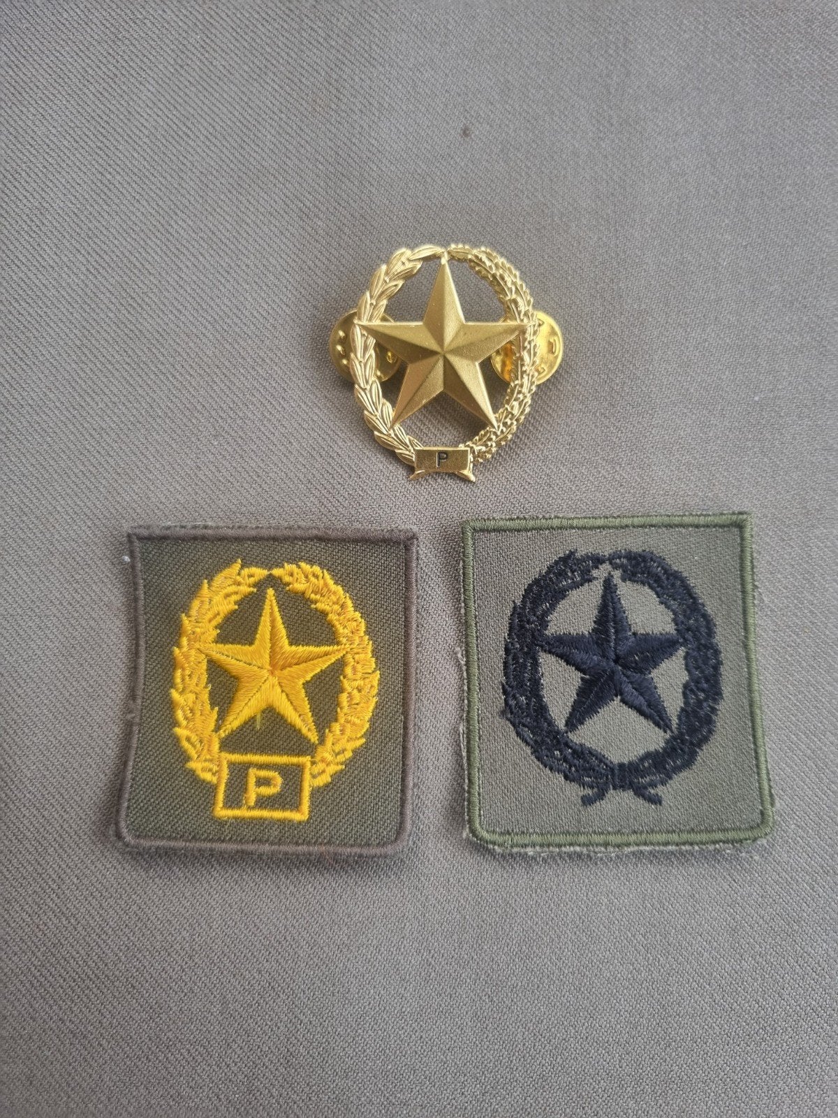 pinspeld en patches schutter 1ste klasse pistool, Ophalen of Verzenden, Landmacht, Nederland, Embleem of Badge