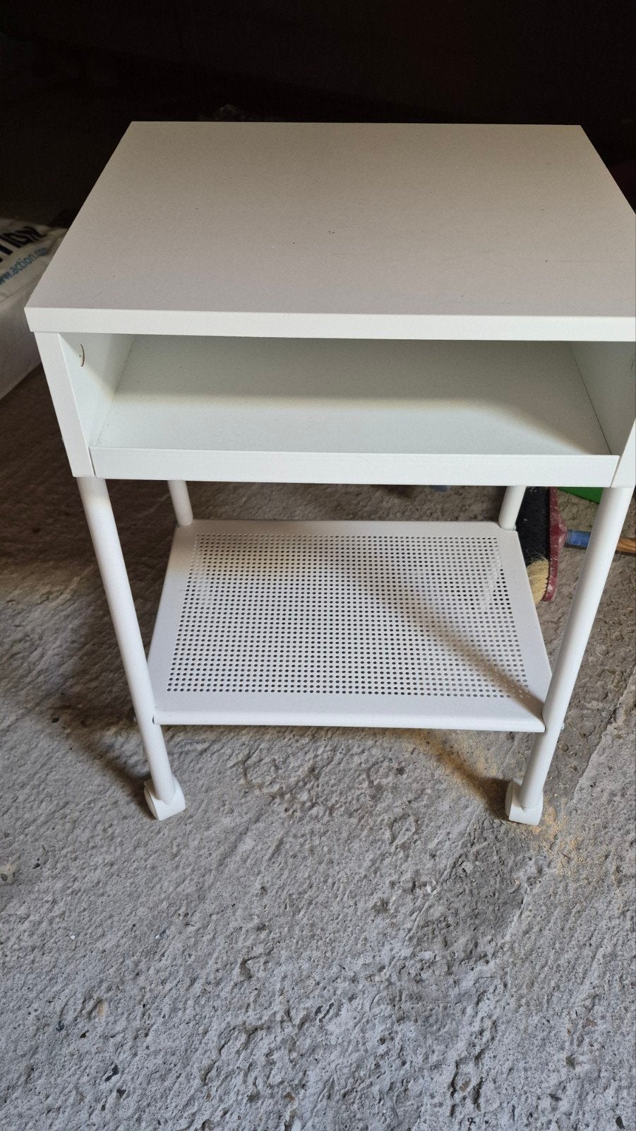 IKEA nachtkastje / bijzettafel – wit, Ophalen, 70 tot 120 cm