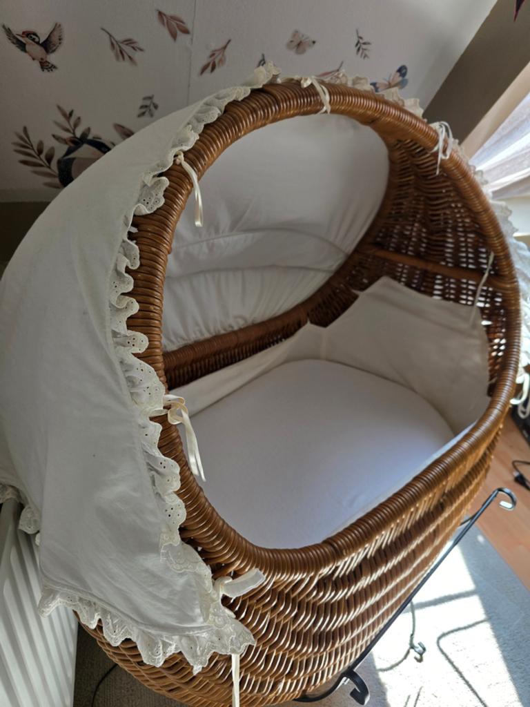 Rotan wieg met nieuw matrasje, Kinderen en Baby's, Babywiegjes en Ledikanten, Ophalen, Zo goed als nieuw, Wieg