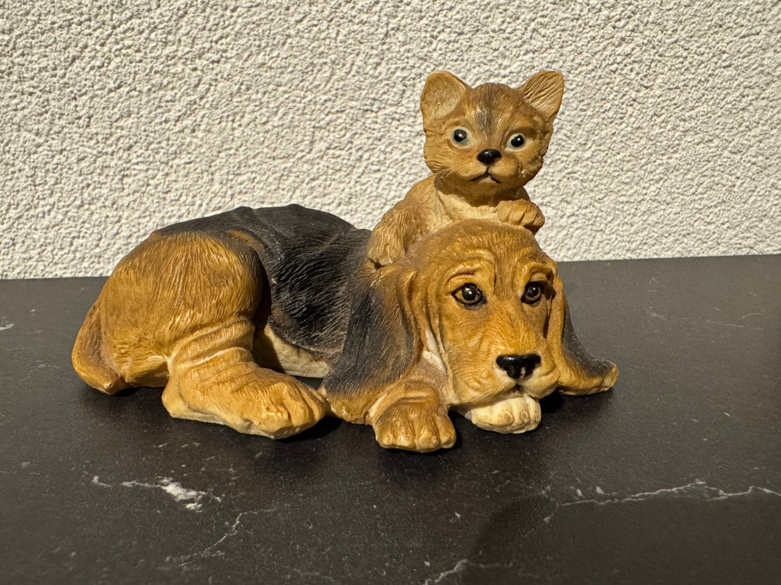 beeldje Basset Hound hond met kat op zijn rug 12,5 cm kerst, Ophalen of Verzenden, Gebruikt, Dier