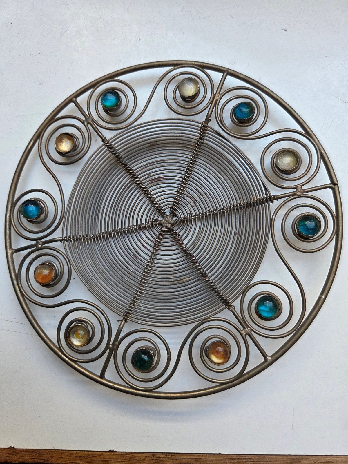 Vintage metal onderzetter met gekleurde glazen kralen, Ophalen of Verzenden