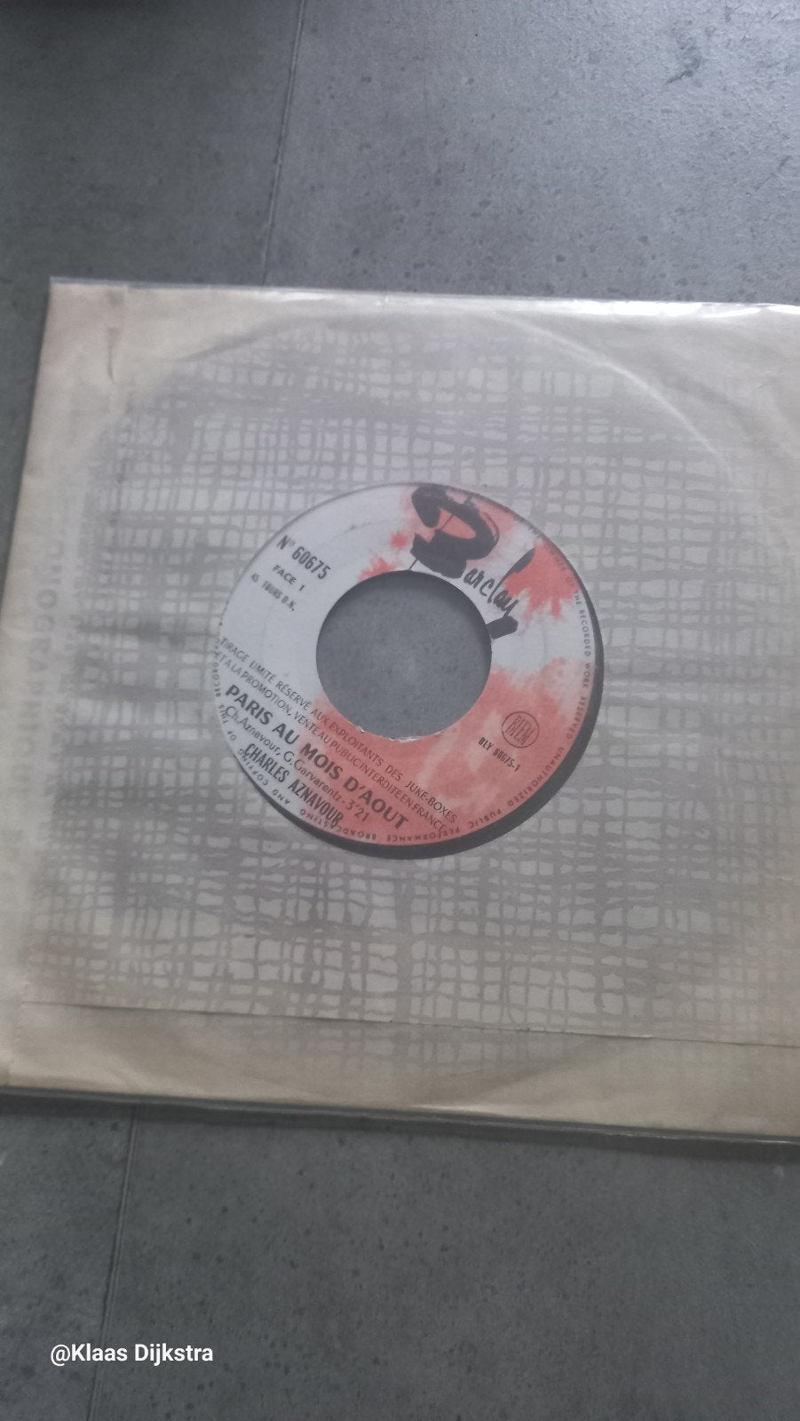 Charles Aznavour - Paris Au Mois D'Aoûi, Originele persing, Ophalen of Verzenden, Gebruikt, 7 inch