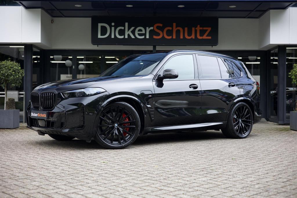 BMW X5 xDrive50e M Sport Pro SkyLounge | B & W | Vierwielb., Auto's, BMW, 2395 kg, Zwart, Bedrijf, 489 pk