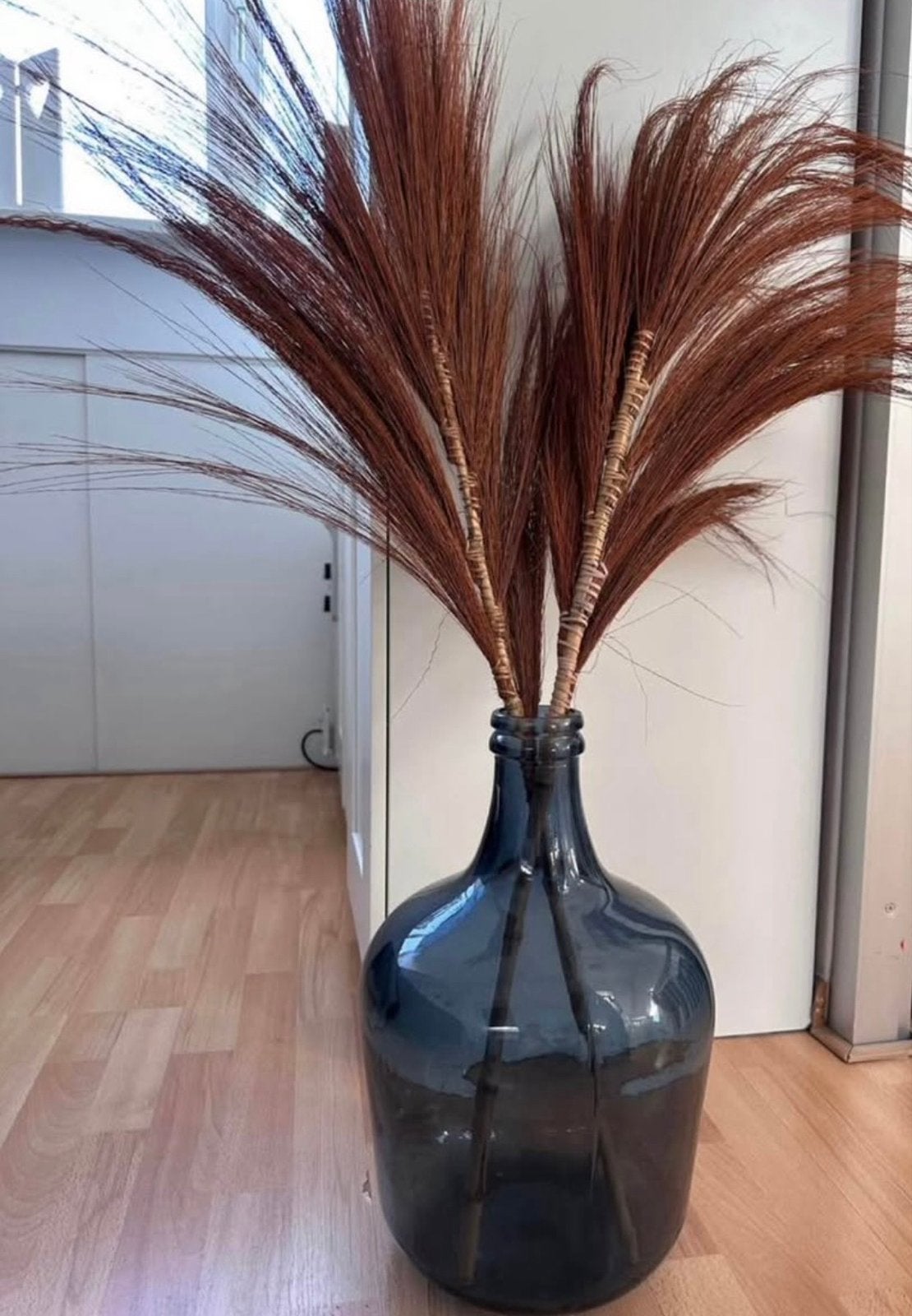 Mooie blauwe vaas met bamboe pluimen, Ophalen, Zo goed als nieuw, Inclusief decoratie, Blauw