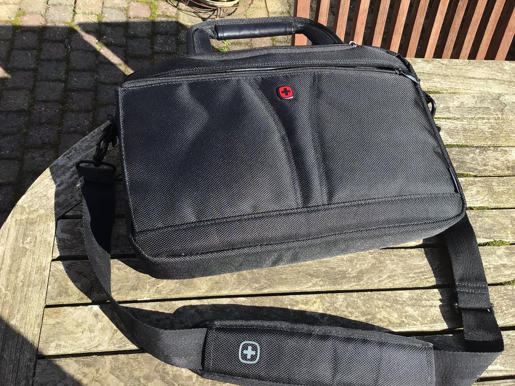 Wenger Swiss laptoptas in strak zwart 15-16 inch, Ophalen of Verzenden, 16 inch, Zo goed als nieuw, Schoudertas