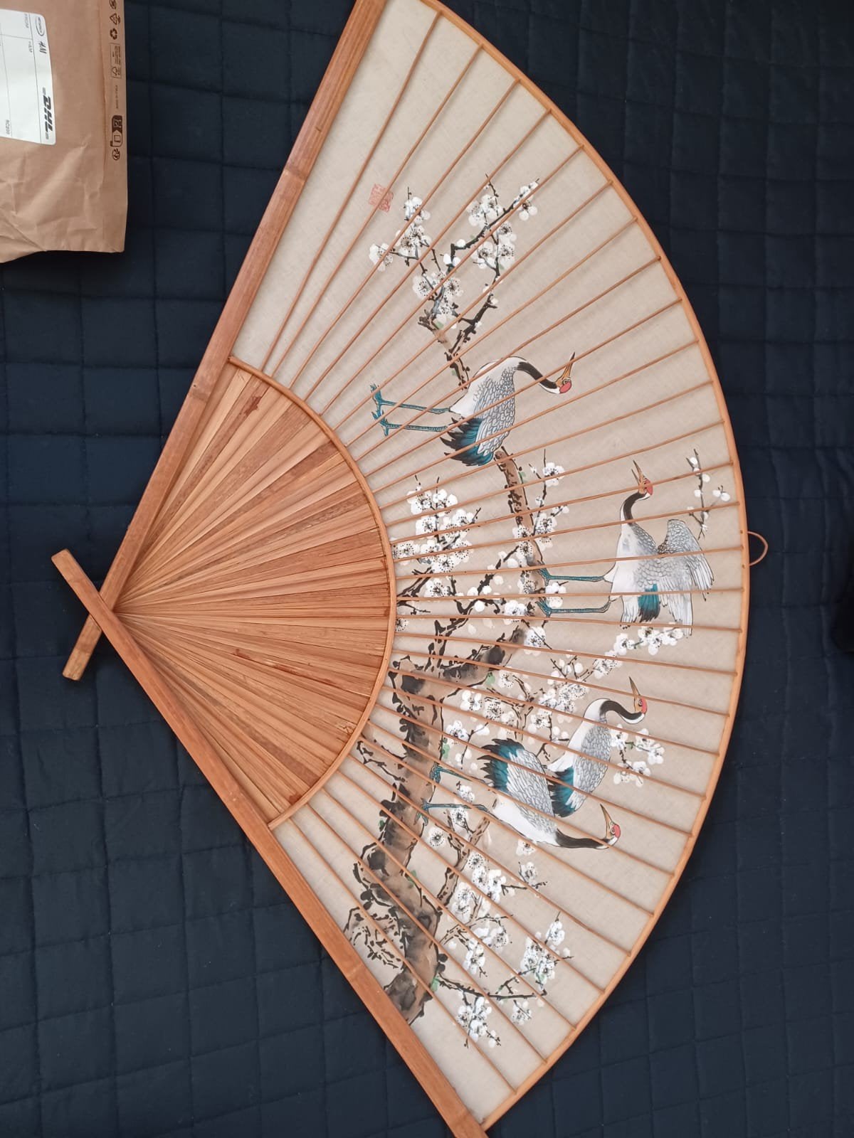 Grote Japanse decoratieve waaier met kraanvogels en bloesem, Ophalen, Hout, Gebruikt, Meerkleurig
