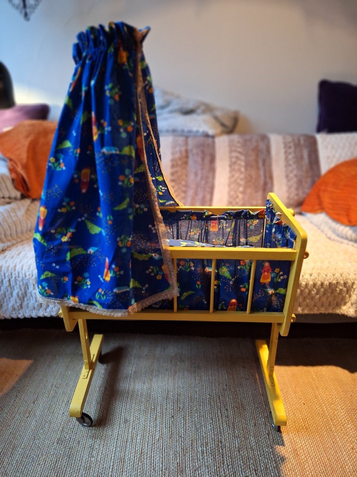 Oude handgemaakte houten poppenwieg met pop, Ophalen, Babypop