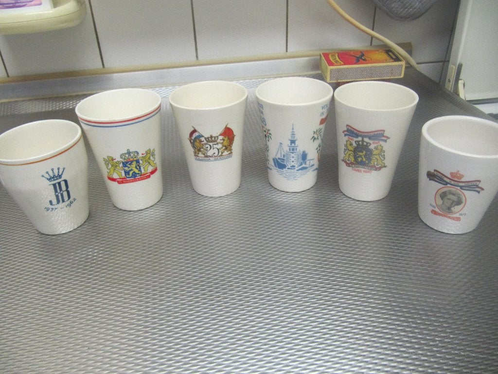 6 stuks gedenk drink bekers, Verzamelen, Koninklijk Huis en Royalty, Ophalen, Zo goed als nieuw, Nederland, Servies
