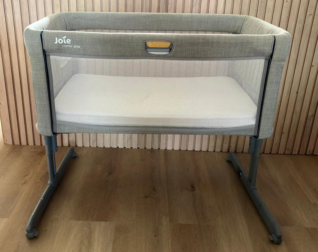 Joie Roomie Glide Co-Sleeper incl aerosleep Evolution matras, Kinderen en Baby's, Babywiegjes en Ledikanten, Ophalen, Gebruikt