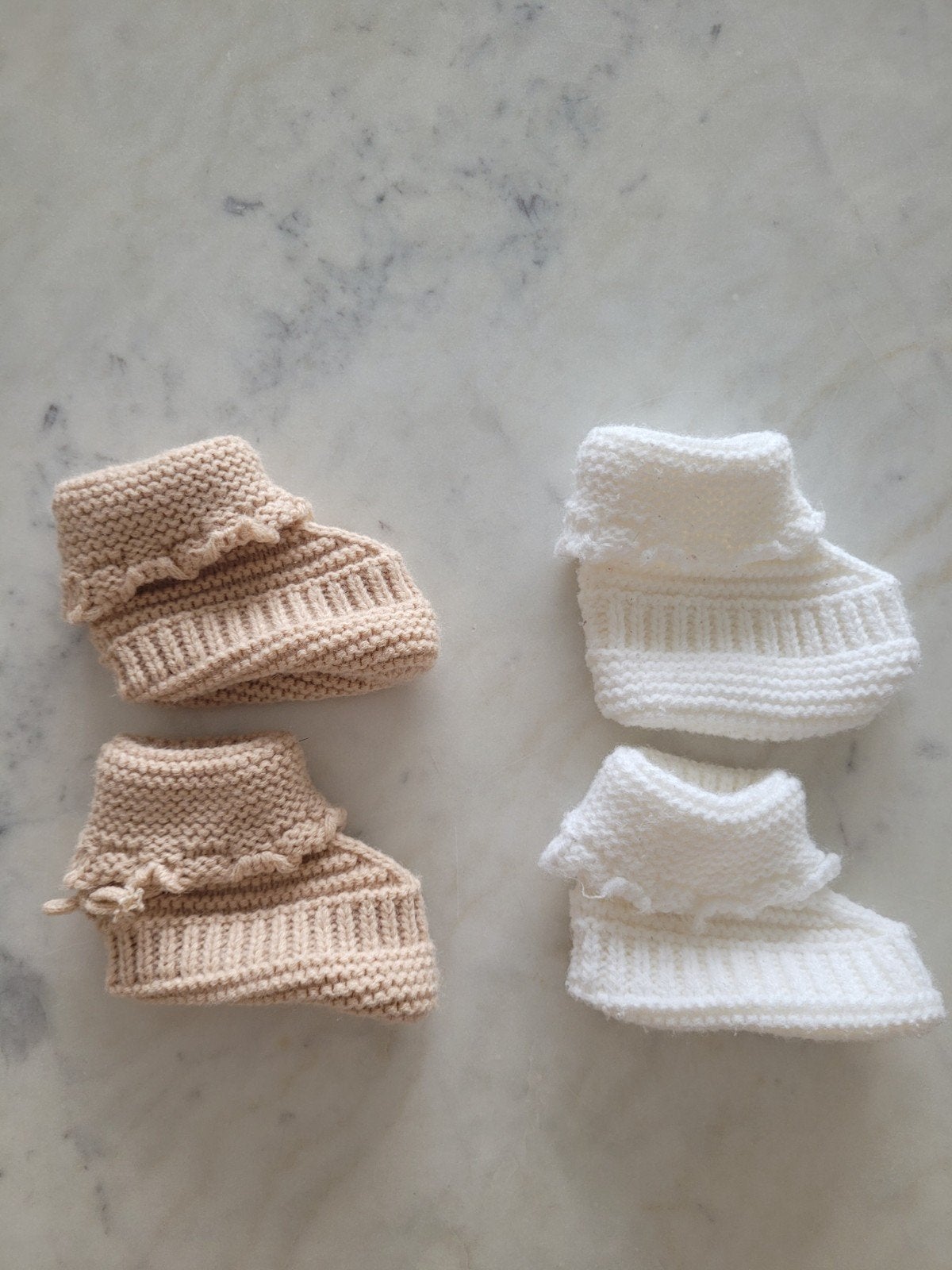 Warme gebreide babyslofjes sokjes : beige (nieuw) en wit, Ophalen of Verzenden, Zo goed als nieuw, Jongetje of Meisje, Slofjes