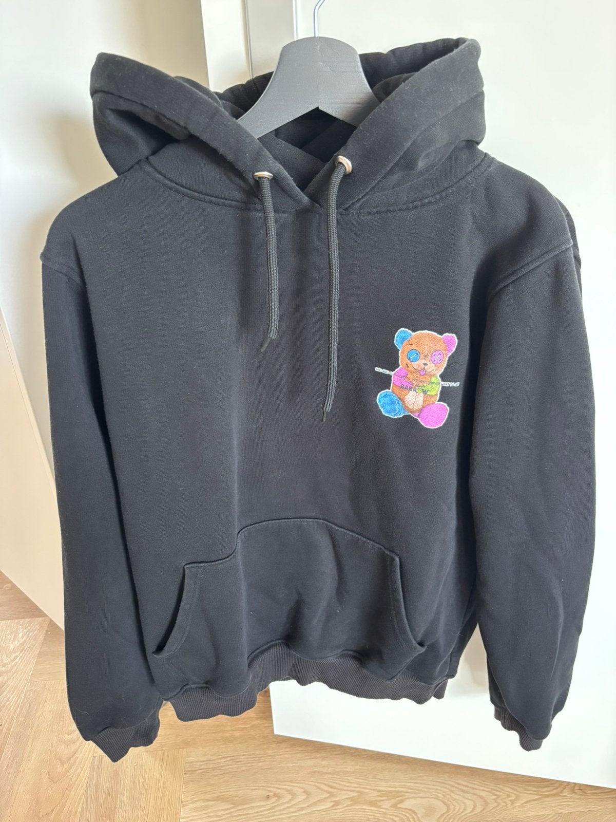 Hoodie met beer erop, Ophalen of Verzenden, Zo goed als nieuw, Maat 52/54 (L), Zwart