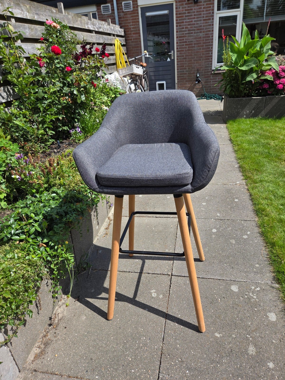 Comfortabele barkruk met stoffen bekleding, Huis en Inrichting, Barkrukken, Zo goed als nieuw, 60 tot 90 cm, Hout, 1 kruk, Met voetsteun