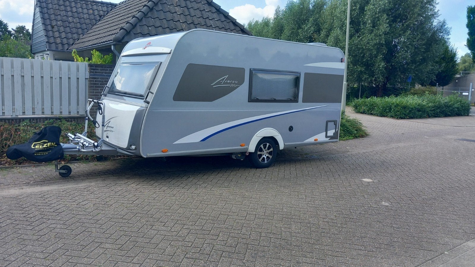Burstner Averso Fifty 420 TS 2009 Complete en nette caravan., Caravans en Kamperen, Caravans, Ringverwarming, Treinzit, Dwarsbed