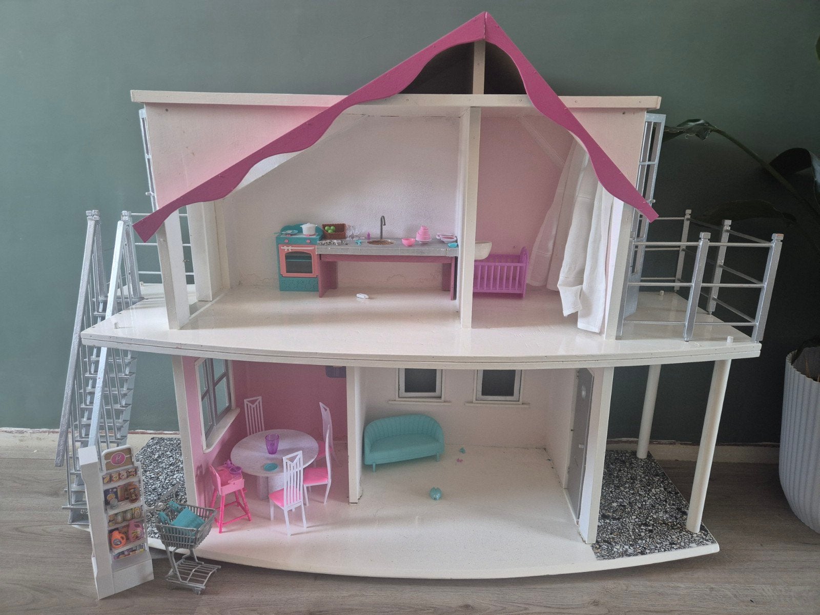 Groot houten Barbie huis met complete inrichting, Ophalen of Verzenden, Gebruikt, Poppenhuis
