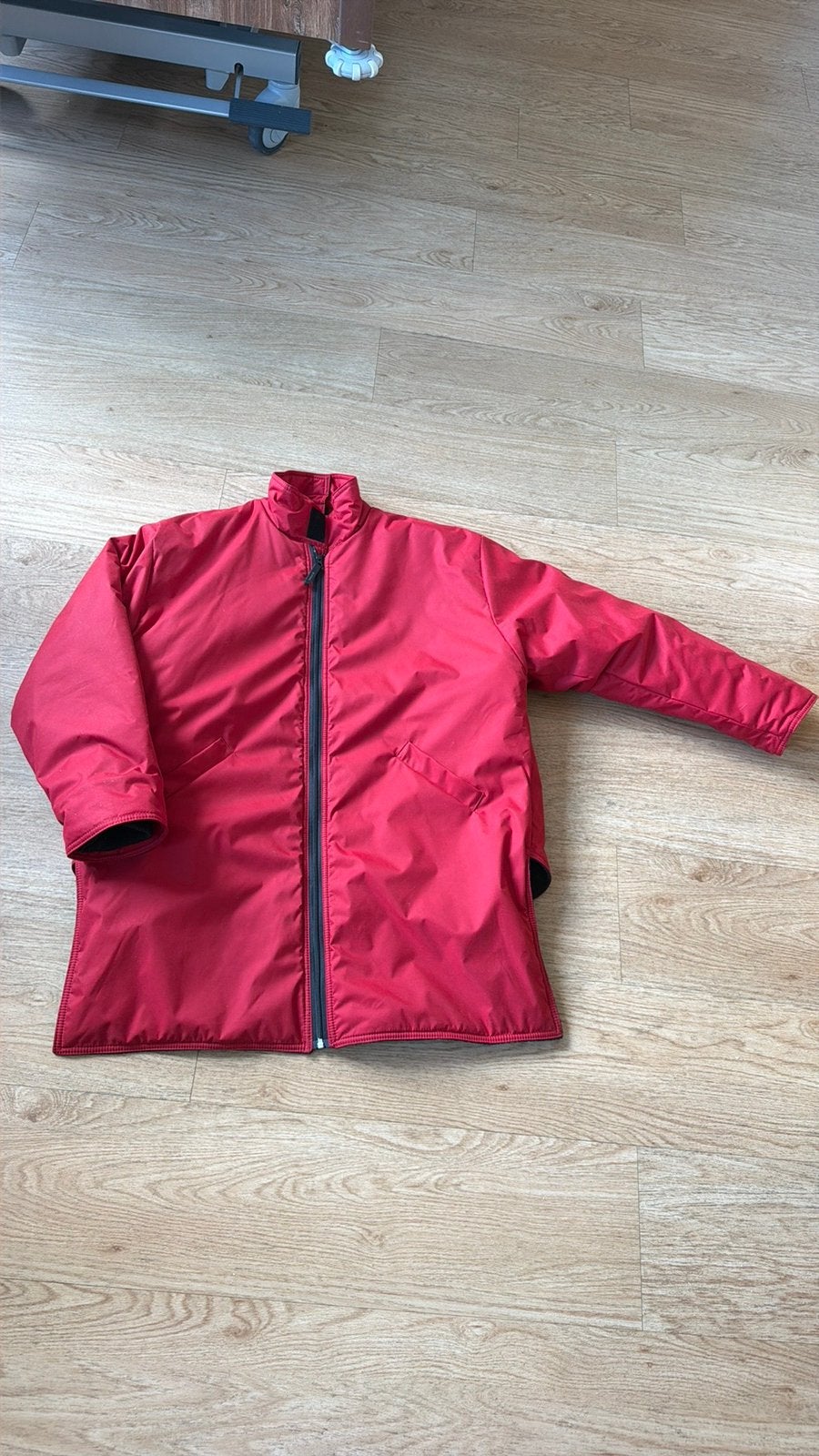 Rolstoel Jas rood maat m valt groot, Ophalen of Verzenden, Zo goed als nieuw, Rood