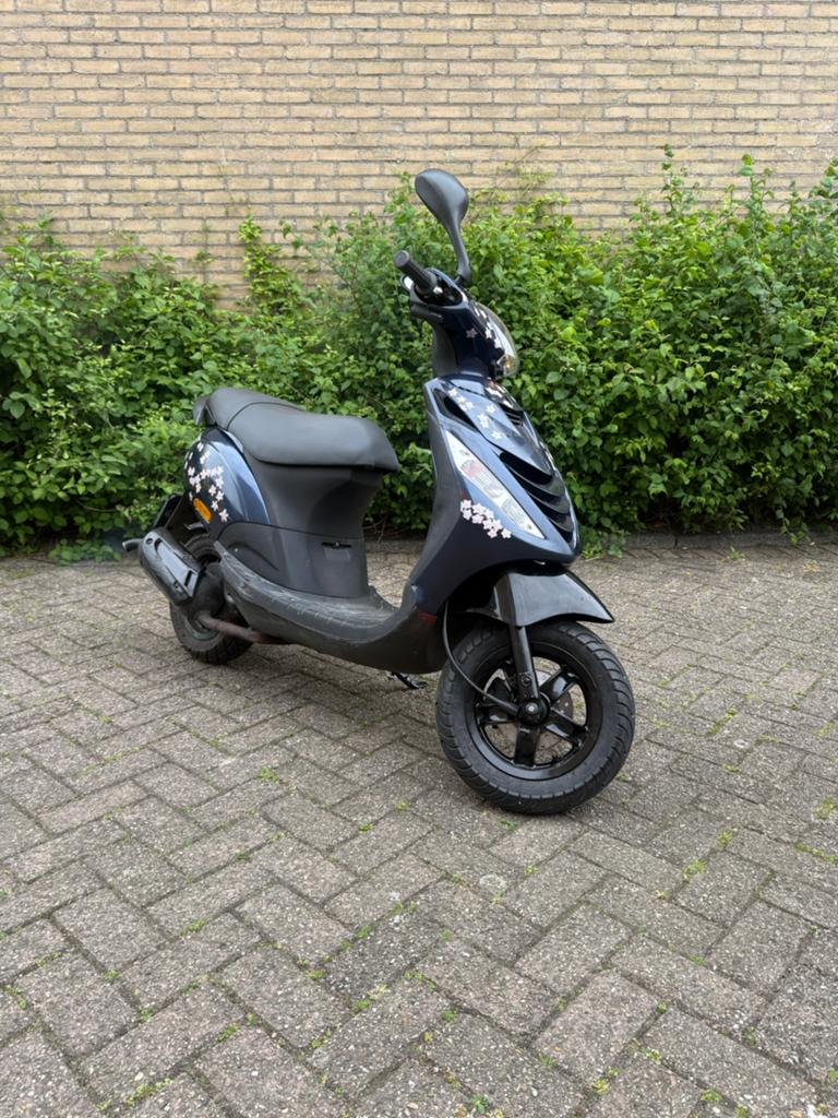 Piaggio zip 2t, Fietsen en Brommers, Scooters | Piaggio, Ophalen of Verzenden, Zo goed als nieuw, Tweetakt, Zip