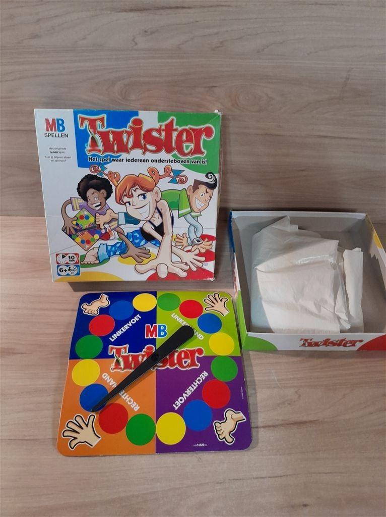 twister - het spel waar iedereen ondersteboven van is - s549