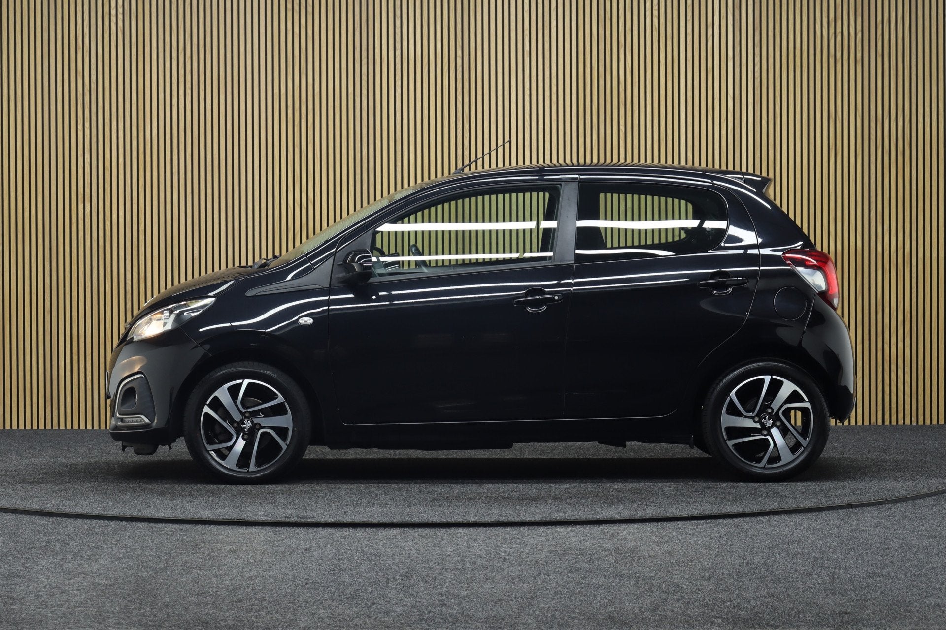 Peugeot 108 1.0 e-VTi Blue Lease Executive | LM Velgen | App, Stof, Gebruikt, Met garantie (alle), 4 stoelen