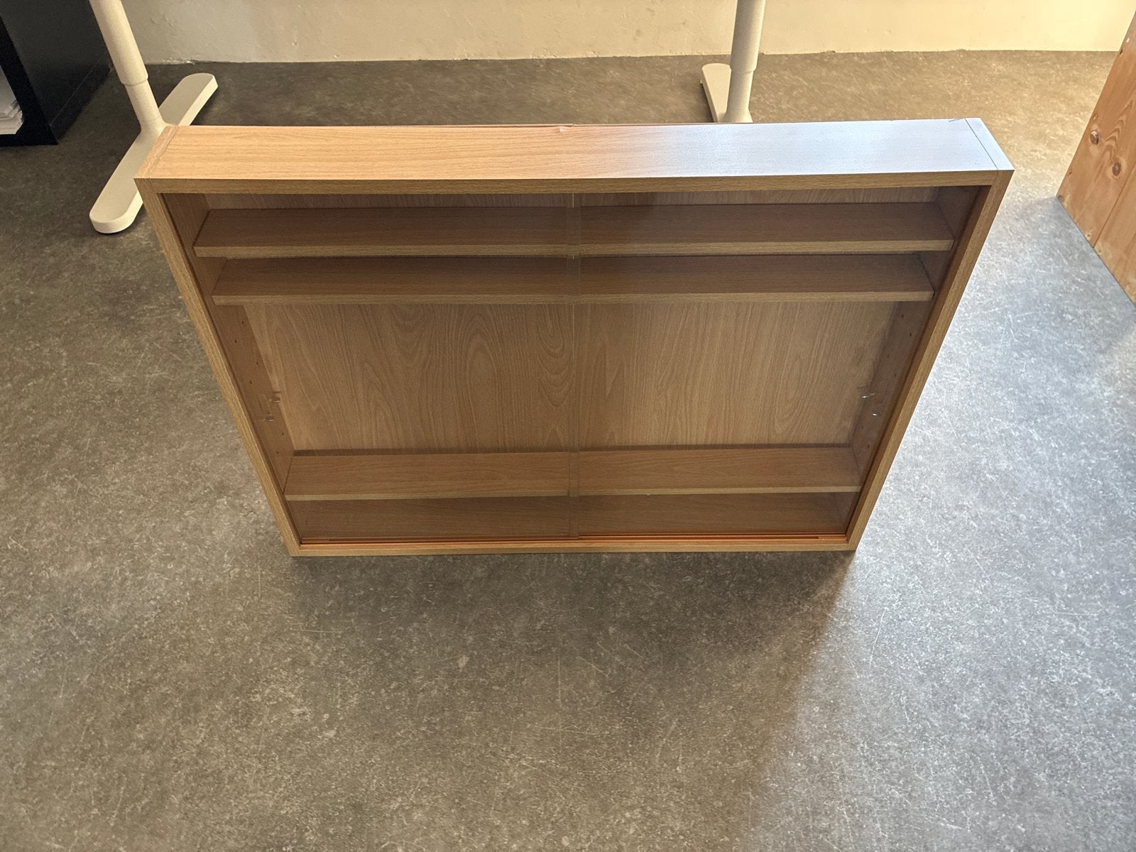 Houten prijzenkast/wandkast met schuifdeuren, Ophalen, Gebruikt
