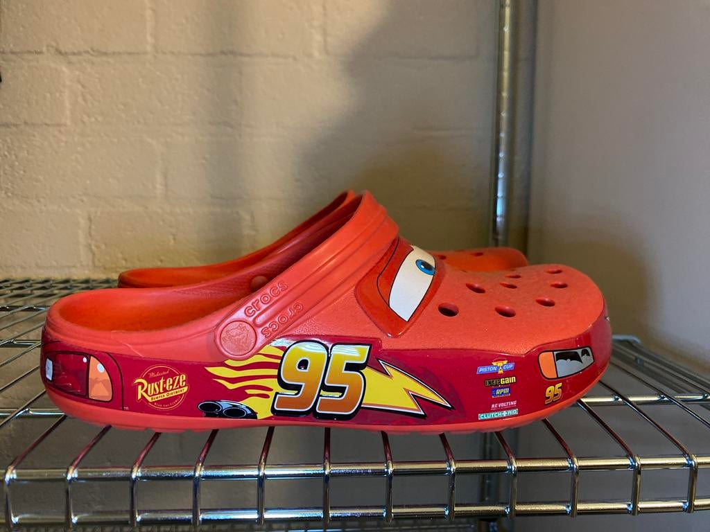 Crocs Cars Lightning McQueen 43/44, Ophalen of Verzenden, Zo goed als nieuw