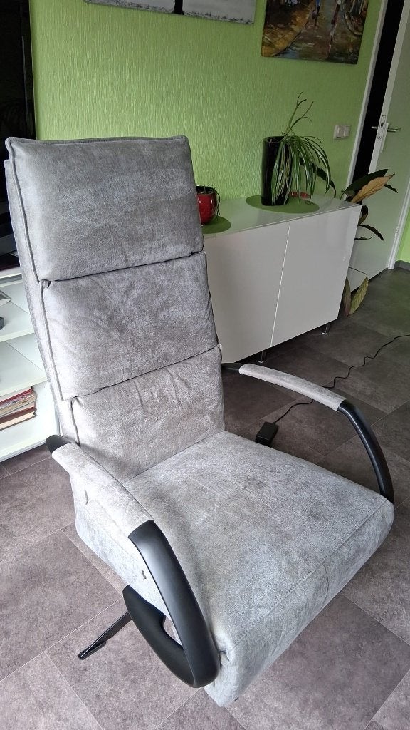 Comfortabele grijze relaxfauteuil, Ophalen, Modern, Comfortabel, 75 tot 100 cm, Zo goed als nieuw