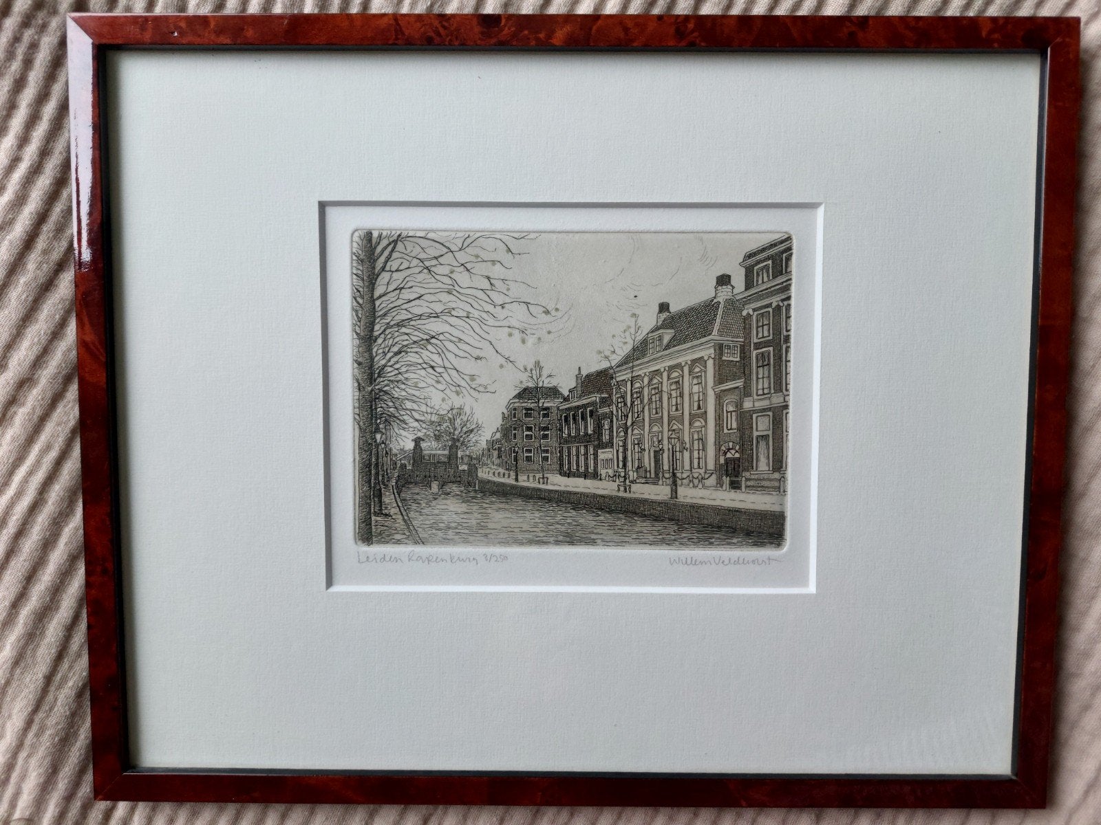 Ets van Leidse stadsgezicht, gesigneerd en ingelijst, Antiek en Kunst, Ophalen of Verzenden, 1950 - 1999, Ets, Genummerd