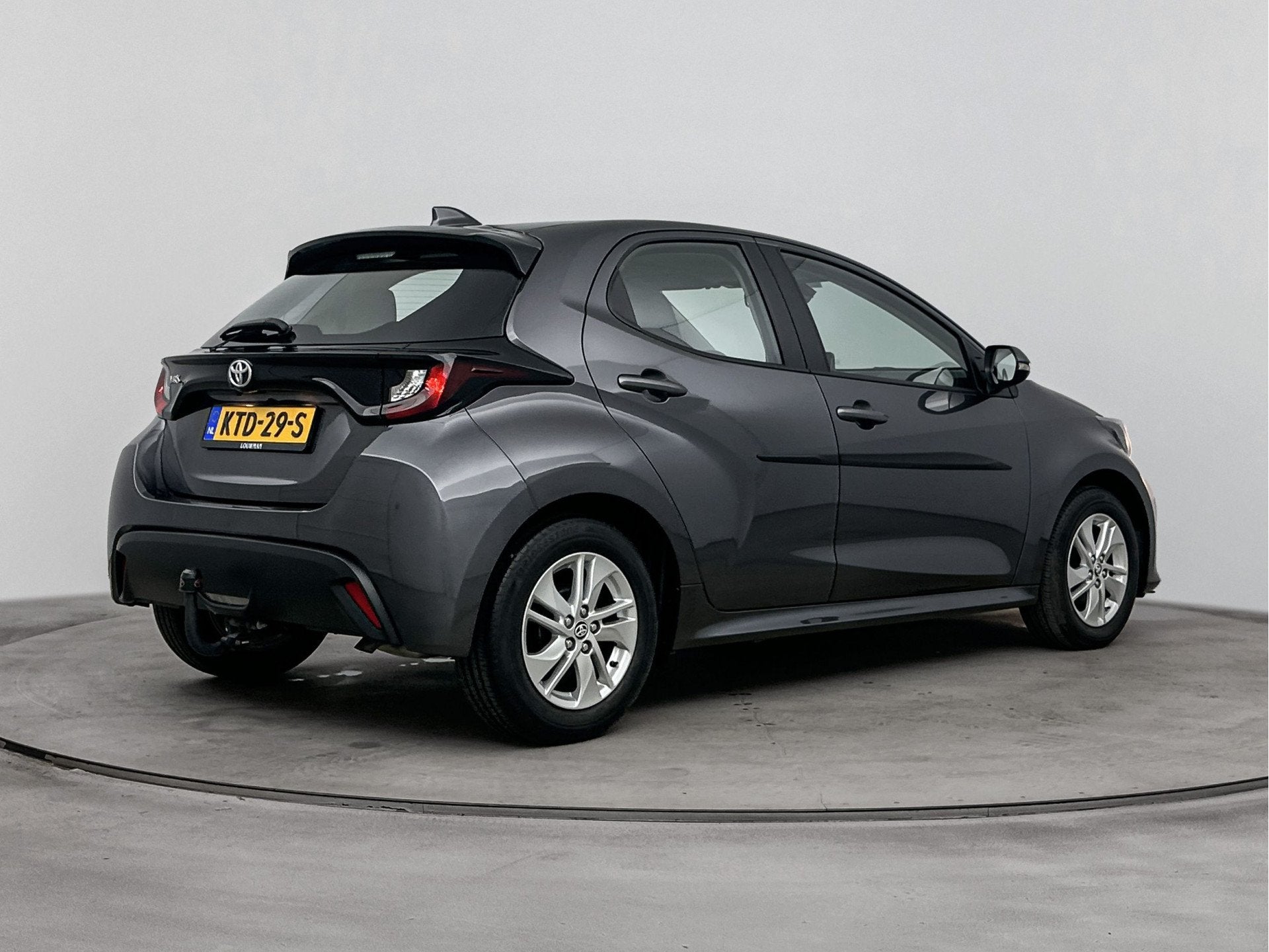 Toyota Yaris 1.5 VVT-i Active | Stoelverwarming | Trekhaak |, Auto's, Voorwielaandrijving, 12 maanden, Stof, Gebruikt