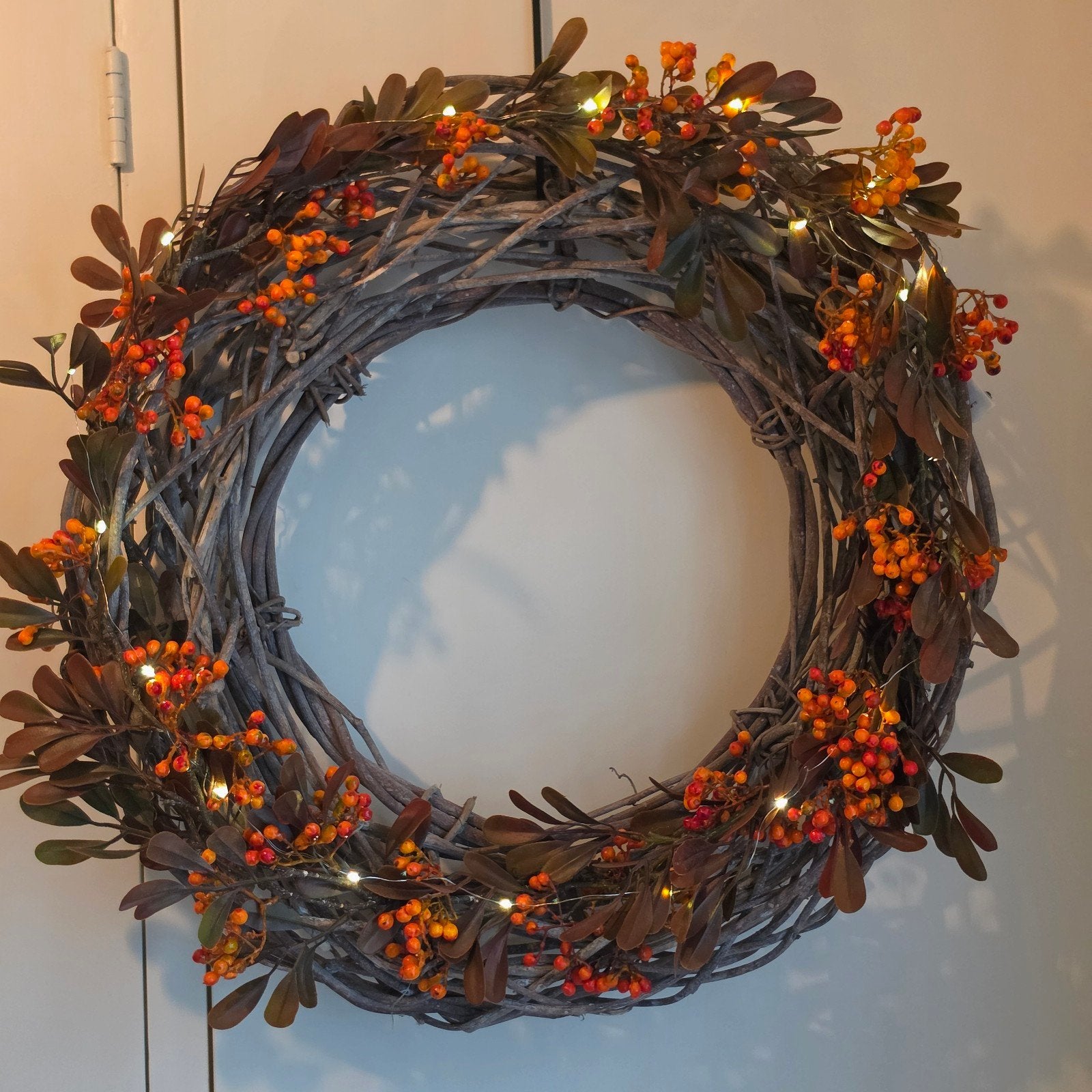 Grote gevlochten krans met bessen en LED-licht (60 cm), Ophalen of Verzenden, Zo goed als nieuw, Krans, Natuurlijk materiaal