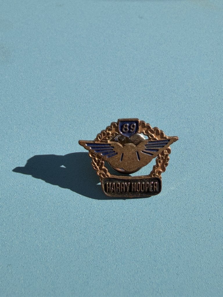 Vintage  pin van Harry Hooper, Ophalen of Verzenden, Gebruikt, Transport, Speldje of Pin