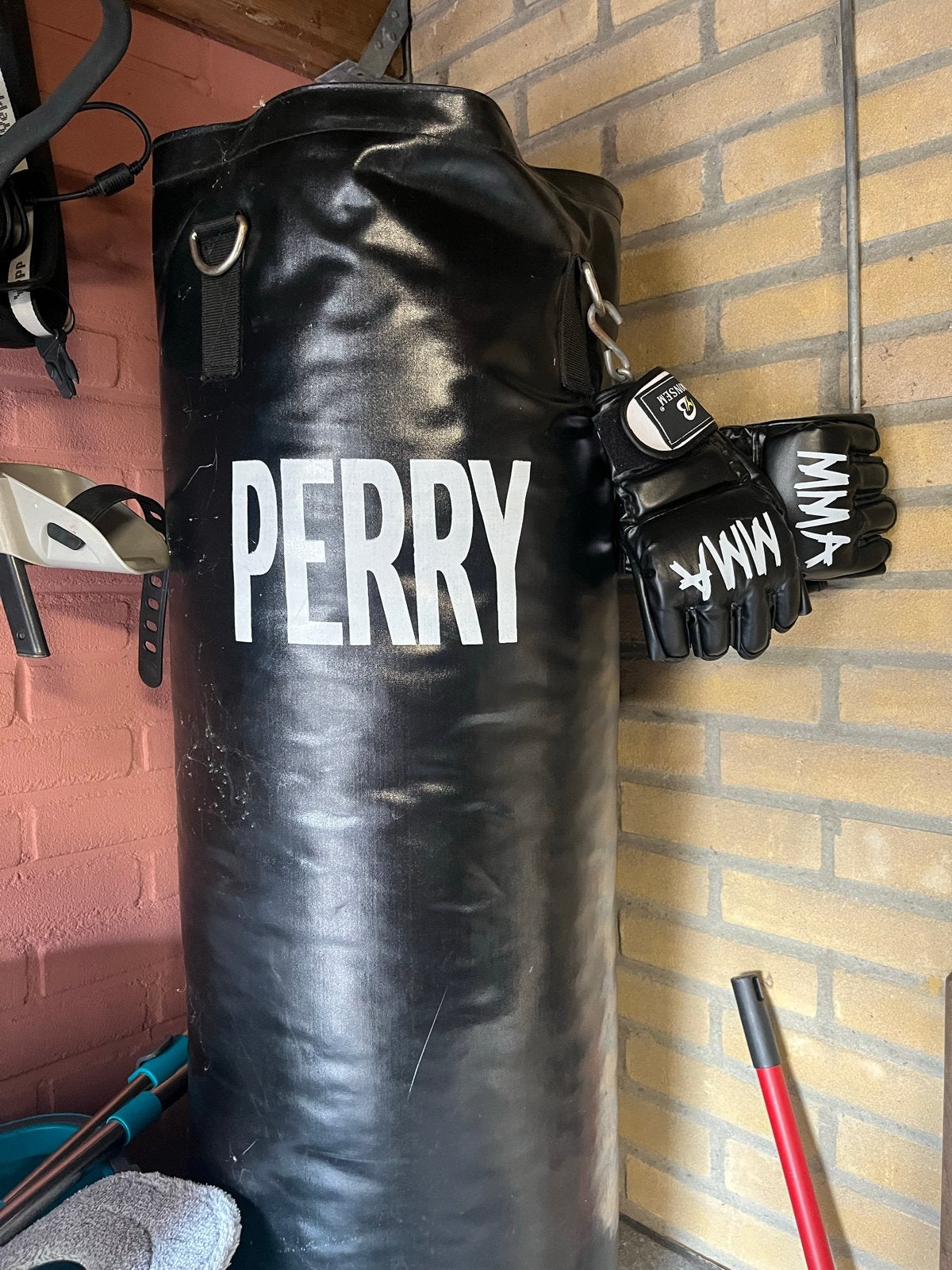 Bokszak met MMA handschoenen - Perry, Ophalen, Gebruikt, Overige, Vechtsportmateriaal